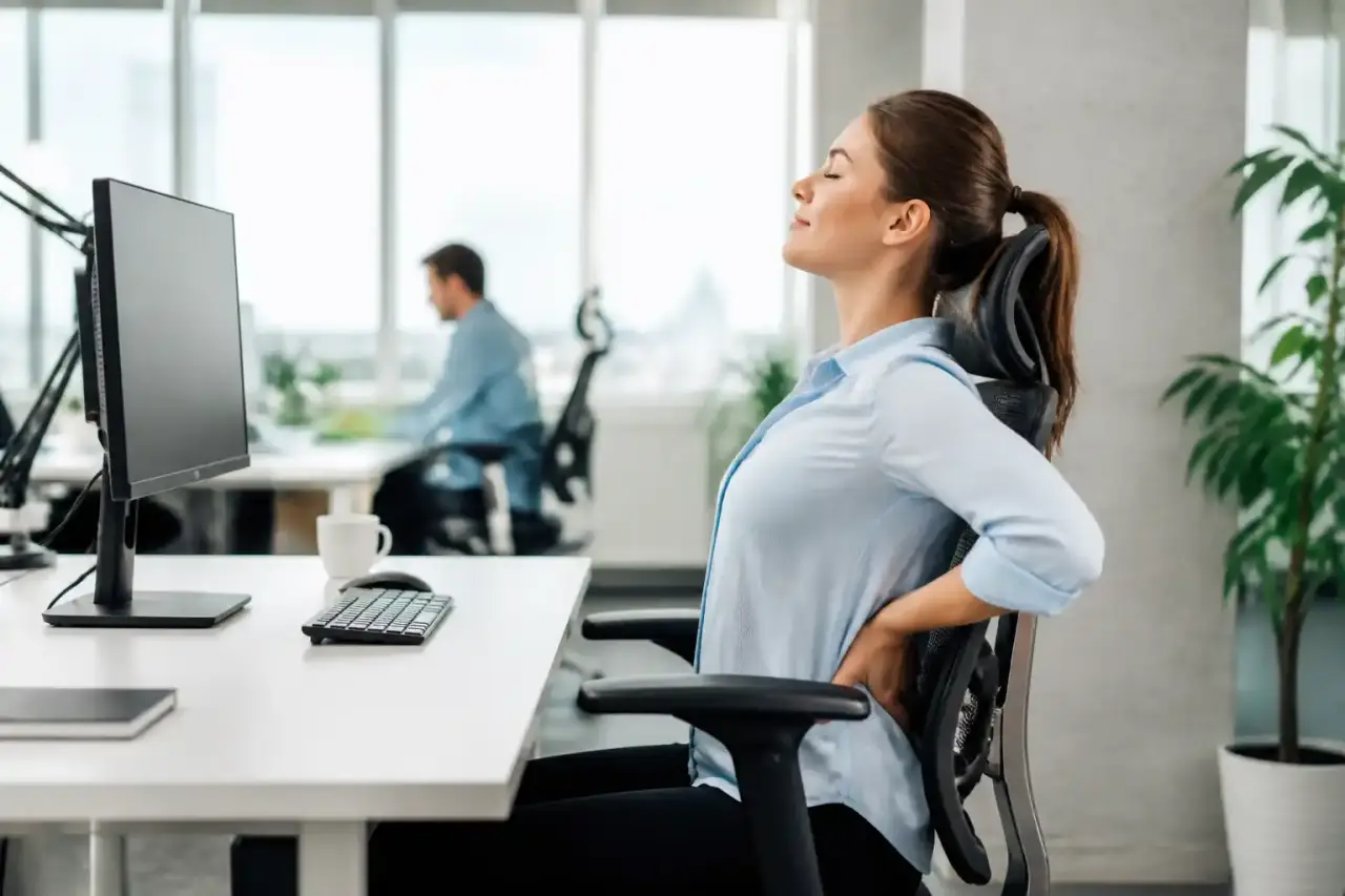 Bureau moderne et lumineux illustrant la prévention des risques et l'ergonomie au travail